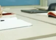 真正的大厂内推内幕揭秘：导师内推/HR绿通与直接免笔试的运作逻辑 每到秋招、春招或者暑期实习招聘季，“有没有内推码”“能不能帮忙找导师内推”“HR绿通是不是能直接进面”“某些岗位真的可以免笔试吗”都会成为留学生和应届生最关心的问题。尤其是面对互联网大厂、头部科技公司、金融机构、咨询公司以及快速扩张的独角兽企业时，很多求职者会把“内推”想象成一条隐藏在公开招聘体系之外的特殊通道，似乎只要找到对的人，就能绕过正常筛选流程。 但真正的大厂内推远比“认识一个员工帮忙投简历”复杂。不同级别的推荐人、不同业务线、不同招聘阶段、不同岗位紧急程度，都会影响内推的实际价值。有的内推只是把简历录入系统，有的能让招聘人员优先查看，有的可能直接进入业务面，有些所谓“免笔试”其实只是因为岗位本身没有统一笔试，或者候选人通过了其他筛选环节。理解这些运作逻辑，才能真正判断一条内推渠道到底有没有价值。 大厂内推到底是什么？为什么同样叫“内推”，效果差距巨大？ 在多数大型企业内部，内推本质上是员工推荐机制。公司希望通过现有员工的人脉网络，找到更符合团队需求的候选人，因此通常会建立 Employee Referral，也就是员工推荐系统。员工提交候选人信息后，系统会把简历与推荐人、目标岗位等信息关联起来，再由招聘团队进行后续筛选。 问题在于，“进入内推系统”并不等于“获得特殊待遇”。很多公司拥有数万甚至数十万名员工，任何正式员工可能都可以生成内推链接或者提交候选人简历。如果某位员工和候选人并不熟悉，只是简单上传了一份简历，那么招聘人员看到的信息可能和普通网申差异并不大。 真正具有价值的内推，往往建立在“推荐人愿意为候选人提供明确背书”的基础上。例如推荐人能够向招聘负责人说明候选人的能力、项目经验、技术背景以及为什么适合某个岗位，这类推荐才更容易获得额外关注。因此，大厂内推真正的差距并不是“有没有内推码”，而是推荐人在招聘链路中的位置，以及他愿意为候选人投入多少沟通成本。 普通员工内推：更多时候解决的是“简历有没有被看见” 最常见的一种内推就是普通员工推荐。很多求职者通过学长学姐、校友、朋友或者社交平台联系到大厂员工，希望对方帮忙内推。这类内推通常能够让候选人进入企业内部招聘系统，并且在系统中标注为 Employee Referral。 对于一些申请量特别大的岗位来说，这个标签可能确实具有一定价值，因为招聘团队往往需要处理大量简历，内推候选人可能会进入单独的人才池或者获得更早的筛选机会。但这种优势通常只是“提高被看到的概率”，而不是保证通过筛选。 如果候选人的背景和岗位要求明显不匹配，即使有员工内推，也很难直接进入面试。例如一个完全没有算法项目经历的学生申请机器学习研究岗位，仅靠普通员工推荐，很难改变招聘人员对于候选人能力匹配度的判断。 因此，普通内推更适合已经具备基本竞争力的候选人。它的作用不是把不符合要求的人“送进面试”，而是在大量申请者中帮助合格候选人提高曝光率。对于简历本身已经比较强的学生来说，这种曝光提升可能非常重要。 导师内推为什么往往比普通员工内推更有分量？ 所谓“导师内推”，并不一定指学校教授，而更多是求职语境中能够直接影响业务团队招聘的人，比如团队负责人、技术负责人、资深工程师、项目负责人或者业务线内具有较强话语权的人。相比普通员工，这类推荐人的优势在于，他们往往更加了解岗位真正需要什么样的人。 例如某个团队正在招聘后端开发实习生，如果推荐人本身就是该团队 Senior Engineer 或 Tech Lead，那么他不仅可以推荐候选人，还可以直接告诉招聘人员：“这个学生做过和我们技术栈非常接近的项目，我看过他的代码，能力不错，可以安排面试。”这种推荐和单纯上传简历的效果完全不同。 因为招聘本身是一种风险控制。招聘人员和业务负责人都担心招错人，而来自团队内部专业人士的背书，可以降低他们判断候选人的成本。如果推荐人本身对岗位需求非常熟悉，那么他的意见自然更容易受到重视。 但这里必须理解一个现实：导师内推并不意味着推荐人可以无条件安排面试。大型企业通常仍然存在合规流程和招聘标准，即使业务负责人认可候选人，也可能需要经过招聘系统、HC确认、资格审核等步骤。因此，真正有效的导师内推，通常是“帮助候选人更快进入正确流程”，而不是完全绕开流程。 HR绿通是什么？为什么它和普通内推完全不是一回事？ “HR绿通”是求职市场中经常出现的说法，但不同企业内部并不一定真的存在一个正式名称叫“绿通”的系统。很多时候，所谓HR绿通只是指招聘人员认为候选人匹配度较高，因此直接推进到下一阶段。 例如某个业务团队突然增加大量HC，需要快速招聘20名算法工程师。如果HR通过人才库、LinkedIn、校友资源或者内部推荐找到一位背景非常匹配的候选人，可能会直接联系候选人安排面试，而不要求其重新走完整的公开网申流程。这种情况在招聘旺季、紧急扩编以及稀缺岗位中更加常见。 因此，HR绿通真正的核心不是“认识HR”，而是“候选人对于岗位而言足够值得快速推进”。HR本身承担招聘效率指标，如果一个候选人的学校背景、技能、项目经历和岗位要求高度匹配，那么HR当然更愿意减少无意义的流程，尽快安排面试。 这也是为什么很多学生在社交平台上看到别人说“HR直接捞我”“没有笔试直接一面”，就误以为对方一定有特殊关系。事实上，很多所谓绿通，可能只是招聘团队针对特定岗位采用了更灵活的流程。 为什么有人内推后几天就面试，有人内推后一个月毫无消息？ 内推后的推进速度通常受四个因素影响：岗位紧急程度、候选人匹配度、推荐人的影响力以及招聘团队当前进度。任何一个因素发生变化，都会导致完全不同的结果。 如果某个岗位业务团队急着补人，而候选人正好具备非常匹配的项目经验，那么从内推到面试可能只需要几天。相反，如果岗位已经收到几千份申请，或者HC临时冻结，即使候选人拥有内推，也可能长时间没有反馈。 此外，岗位是否还“活着”也是关键问题。有些招聘信息虽然仍然挂在官网上，但团队实际上已经进入终面阶段，新的候选人即使被内推，也很难再进入流程。因此，高质量内推不仅包括推荐本身，还包括推荐人能够帮助候选人了解岗位真实状态。 这也是为什么很多有经验的求职者不会只问“能不能内推”，而会进一步确认“这个岗位现在还招吗”“团队还剩多少HC”“目前面试进度到哪里了”。这些信息往往比一个单纯的内推链接更加有价值。 所谓“直接免笔试”，到底是怎么发生的？ “免笔试”是大厂招聘中最容易被误解的一件事。很多人听到别人说“内推直接免笔试”，就认为只要找到足够强的内推人，就可以绕过统一测试。但实际情况通常更加复杂。 第一种情况，是岗位本身就没有强制统一笔试。有些技术岗位、研究岗位或者社招岗位，本来就可能直接进入技术面试，因此候选人并不是因为内推而免笔试，而是岗位流程本身如此。 第二种情况，是候选人已经通过其他方式证明能力。例如参加企业举办的编程竞赛、技术挑战赛、校园项目或者人才计划，并取得较好成绩，那么企业可能使用这些成绩替代传统笔试。 第三种情况，是招聘团队针对紧急岗位采取简化流程。如果业务团队急需人才，HR可能直接安排技术面试，把技术评估放到面试阶段完成。这种情况下，看起来像“免笔试”，实际上只是评估方式发生了变化。 第四种情况，是候选人曾经参加过该公司的招聘流程，并且之前的测试成绩仍然有效。有些企业会在一定周期内保留候选人的在线测评结果，因此再次申请时可能不需要重复考试。 所以，真正的大厂“免笔试”通常不是一个可以公开购买或者保证获得的特权，而是招聘流程根据岗位、候选人和时间节点发生变化后的结果。如果有人声称“任何岗位都能保证免笔试”，反而应该保持谨慎。 大厂为什么愿意给某些候选人开“快速通道”？ 从企业视角来看，招聘的核心目标不是保证所有候选人经历完全一样的流程，而是在合理成本下找到合适的人才。对于普通岗位，标准化筛选可以提高效率；对于高匹配候选人，过多流程反而可能导致人才流失。 例如一位候选人同时拿到多家公司的面试邀请，如果某家公司仍然要求其完成多个耗时测试，很可能在流程结束前候选人已经接受其他Offer。因此，对于稀缺人才或者竞争激烈的岗位，招聘团队可能主动加快流程。 这种“快速通道”在高级技术人才、量化研究、算法研究、核心产品岗位以及紧急扩招岗位中更加常见，因为这些岗位合格候选人数量有限。招聘团队会更加重视候选人体验和推进速度。 但对于大量标准化招聘的校招岗位，公司通常还是更倾向于统一流程。因为申请人数巨大，标准化测评能够帮助企业快速筛选候选人。因此，应届生不应该把希望全部寄托在所谓“绿通”，而应该同时做好正常笔试和面试准备。 推荐人的级别越高，内推效果就一定越好吗？ 不一定。真正决定内推价值的并不是单纯的职位级别，而是推荐人与目标岗位之间的关系。 例如一个其他业务部门的高级管理者，虽然职级很高，但对目标团队并不了解，他的推荐可能只是帮助候选人获得额外关注。相反，一个目标团队里的普通工程师虽然级别不高，但如果他和Hiring Manager长期合作，并且非常了解岗位需求，那么他的推荐反而可能更具体、更有说服力。 因此，求职者寻找内推时，优先级应该是“目标团队相关性”，其次才是推荐人的职位级别。理想情况是找到和目标岗位直接相关的员工，比如同一个团队、相邻团队或者经常合作的业务线成员。 名津求职在帮助海外留学生规划大厂求职路径时，也经常会强调这一点：真正有效的人脉并不是通讯录里认识多少大厂员工，而是你能否建立与目标岗位相关的职业连接。求职Networking如果只停留在“你好，可以帮我内推吗”，往往很难形成真正有价值的推荐关系。 为什么“陌生人内推”经常没有想象中那么好用？ 在LinkedIn、小红书、校友群以及各类求职社群中，经常可以看到有人提供大厂内推。对于普通求职者来说，这确实是获得内推机会的一种方式，但陌生人内推的效果通常需要理性看待。 原因非常简单：推荐人如果不了解你，就很难真正为你背书。大多数情况下，他只能把你的简历提交进系统，而无法向招聘团队说明你为什么适合这个岗位。 部分企业甚至会要求员工填写与候选人的关系、是否合作过、对候选人能力的评价等信息。如果双方完全不认识，推荐人通常只能填写有限内容，这类内推自然无法达到强推荐效果。 所以，真正高质量的内推往往来自前期Networking。比如通过校友交流、行业活动、课程项目、Hackathon、学术研究或者实习经历建立联系。当对方真正了解你的能力后，内推才会从“帮忙上传简历”升级为“愿意给招聘团队写推荐理由”。 海外留学生怎样提高拿到强内推的概率？ 海外留学生最大的优势之一，就是高校校友网络通常比较完整。LinkedIn、学校Career Center、校友数据库以及专业社团，都是寻找相关从业者的重要渠道。 但Networking的重点不是一上来就索要内推，而是先建立专业交流。例如可以向校友询问团队工作内容、岗位技能要求、招聘节奏以及行业发展方向。如果交流过程中能够展示自己的项目经验和专业思考，对方更容易判断你是否值得推荐。 此外，候选人的材料也必须足够成熟。很多员工愿意帮忙内推，但看到简历后发现内容混乱、项目描述模糊，就不愿意承担推荐风险。因此，在寻找内推之前，至少应该准备好一份清晰的英文简历、完整的LinkedIn资料以及目标岗位列表。 对于缺少海外求职经验的学生，名津求职通常会从岗位定位、简历结构、Networking沟通方式以及面试准备等多个环节帮助学生搭建申请体系。内推真正发挥作用的前提，是候选人的基础材料已经达到招聘标准，而不是依靠关系弥补明显能力短板。 内推简历为什么不能和普通网申简历完全一样？ 很多学生找到内推机会后，直接把之前海投使用的通用简历发给推荐人，这是一个很常见的问题。强内推的核心是让推荐人有理由向团队说明你适合岗位，因此简历必须让这种“匹配关系”非常清晰。 如果申请数据分析岗位，简历应该重点突出SQL、Python、Tableau、数据建模以及业务分析项目；如果申请软件工程岗位，则应该强调编程语言、系统设计、开发项目和代码实践；如果申请产品岗位，则需要展示用户研究、需求分析、数据决策和跨团队协作经历。 很多内推失败，并不是推荐人没有作用，而是候选人的简历无法支持推荐人的判断。当招聘人员打开简历后，看不到与岗位JD高度对应的信息，即使拥有内部推荐标签，也可能很快被淘汰。 因此，真正有效的策略是“岗位定制简历+相关团队内推+及时跟进”。这三者结合起来，比单纯拥有一个内推码重要得多。 内推之后应该怎么跟进，才不会显得催得太急？ 内推提交后，适当跟进是正常的，但频率和方式需要控制。通常可以在几天到一周后询问推荐人是否能够看到系统状态，例如是否已经进入招聘团队审核、岗位是否仍然开放等。 如果推荐人和招聘团队关系较近，可以请对方帮助确认简历是否已经被查看。但不建议每天询问进度，因为很多招聘流程并不是推荐人能够控制的。过度催促反而可能给对方带来压力。 另外，如果收到面试邀请，应及时告知推荐人并表达感谢。即使最后没有拿到Offer，也可以在流程结束后简单反馈结果。这种沟通有助于建立长期职业关系，而不是把内推当成一次性的工具。 真正成熟的Networking是长期关系管理。今天帮助你内推的人，未来可能成为同事、合作伙伴甚至职业导师。因此，不应该只在需要求职时才联系对方。 为什么有些大厂员工自己都不知道“绿通”存在？ 大型企业内部组织结构通常非常复杂，不同部门甚至可能使用完全不同的招聘流程。一个产品部门的员工可能不了解算法团队如何招聘，一个美国办公室的员工也可能不了解亚洲地区校招政策。 因此，当网上有人说“我们公司没有绿通”或者“我们公司内推可以免笔试”，两种说法都可能在特定业务线里成立。招聘制度往往不是整个公司完全统一，而是由地区、岗位、职级和招聘项目共同决定。 这也是为什么求职者不应该把单个案例当成普遍规律。真正有价值的信息应该来自目标岗位相关人员，而不是其他部门员工的个人经验。 名津求职在做海外大厂岗位分析时，也会特别区分国家地区、岗位类别和招聘阶段。例如美国科技公司校招、英国Graduate Scheme以及国内大厂海外岗位，即使属于同一家企业，流程也可能明显不同。求职规划如果忽略这些差异，很容易把别人的成功路径机械复制到自己身上。 内推真正能够帮你绕过哪些环节？ 严格来说，内推最常见的作用主要集中在三个环节。第一是提高简历曝光率，第二是加快招聘团队查看速度，第三是帮助候选人获得更准确的岗位信息。 至于是否能绕过OA、笔试、HR Screening或者某一轮面试，则完全取决于企业流程和具体岗位。不存在一种普遍适用于所有公司的规则。 有些企业对内推候选人和普通候选人完全使用同一套流程，只是在简历筛选时优先处理；有些企业允许业务团队直接邀请候选人面试；还有一些岗位采用招聘经理直招模式，流程本身就比标准校招更灵活。 因此，判断内推质量最重要的问题不是“能不能免笔试”，而是“能不能让我进入正确团队的招聘视野”。 海外留学生最容易被哪些“内推神话”误导？ 第一种神话是“有内推就一定能面试”。实际上，大厂员工每天可能收到大量内推请求，企业系统里的内推候选人数量也非常庞大。如果背景不匹配，依然可能在简历筛选阶段被拒。 第二种神话是“级别越高的人推荐越稳”。真正关键的是推荐人与岗位的相关性，以及他是否愿意主动沟通，而不是名片上的Title。 第三种神话是“免笔试就等于成功率很高”。即使直接进入面试，技术面、Case Interview、Behavioral Interview等环节仍然需要真实能力支撑。流程减少并不会降低岗位标准。 第四种神话是“只要花钱就能买到内部绿通”。正规企业招聘流程通常受到内部合规制度约束，如果第三方声称能够保证进入某家公司、保证跳过面试或者保证Offer，求职者应格外谨慎。 真正高效的大厂求职策略，应该怎样利用内推？ 真正成熟的策略通常不是“先找内推，再决定投什么岗位”，而是反过来：先明确目标岗位，再优化材料，最后寻找最匹配的推荐资源。 第一步应该确定岗位方向。例如软件工程、数据科学、产品经理、商业分析、量化研究等岗位，对技能要求完全不同。只有目标明确，才能找到正确的团队和推荐人。 第二步是把简历做到可以直接进入招聘流程的水平。包括项目结果量化、关键词匹配、技术栈展示、英文表达以及版面结构等。 第三步才是Networking和寻找内推。理想情况下，候选人应该优先联系目标团队校友、曾经合作过的人以及专业领域相关从业者，而不是随机寻找任何一个大厂员工。 第四步是在获得面试后迅速切换到面试准备。很多学生花大量时间找内推，却没有系统准备面试，结果终于得到机会后反而因为算法题、Case或者Behavioral问题准备不足而失败。 名津求职怎么看“大厂内推”这件事？ 从海外学生求职规划角度来看，名津求职更强调“内推只是杠杆，而不是核心竞争力”。一个已经拥有相关实习、项目经历和扎实技能的学生，通过高质量内推确实能够提高进入招聘流程的效率；但如果基本能力没有达到岗位要求，再强的推荐通常也只能帮助候选人获得一次展示机会。 因此，在实际求职准备中，更重要的是把内推和岗位定位、简历优化、Networking、OA准备以及面试训练结合起来。例如针对北美科技公司，需要提前准备算法和Behavioral Interview；针对英国金融和咨询岗位，则可能需要重点准备Online Assessment、Video Interview和Assessment Centre。 名津求职在服务海外留学生时，会根据学生所在国家、学校背景、专业方向和目标行业制定申请策略，并帮助学生判断哪些岗位值得重点争取、哪些内推渠道真正具有价值。与其盲目追求所谓“神秘绿通”，更有效的方法往往是建立一套可以重复使用的求职体系。 结语：大厂真正的“隐藏通道”，其实是信息差和匹配度 所谓大厂内推内幕，看起来像是一套复杂的人脉游戏，但真正拆开之后，底层逻辑其实并不神秘。普通员工内推解决曝光问题，团队内部强推荐解决信任问题，HR快速推进解决招聘效率问题，而所谓免笔试，本质上通常是招聘流程根据岗位和候选人情况进行调整。 真正值得求职者关注的，不是别人是否“免了笔试”，而是为什么招聘团队愿意为这个候选人调整流程。如果答案是对方拥有稀缺技能、与岗位高度匹配、得到了强有力的内部背书，那么这些能力和条件才是可以学习和复制的部分。 对于海外留学生来说，与其不断寻找“万能内推码”，不如把时间投入到提升项目质量、优化简历、建立行业Networking以及提高面试能力上。当候选人的专业背景和岗位需求高度匹配时，内推才会真正变成加速器。 大厂招聘从来不是简单的“有关系就能进”，也不是完全机械的统一筛选。它更像是一套由人才需求、业务优先级、招聘效率和候选人质量共同驱动的系统。理解这套系统之后，你会发现，真正的大厂绿通并不是某个神秘入口，而是让正确的人在正确时间被正确团队看到。对于想进入头部企业的留学生和应届生而言，这才是比单纯追求“免笔试”更值得理解的求职逻辑。