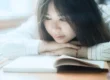 留学生错过毕业当年春招算往届吗?应届生资格延期与社保操作雷区 对于很多海外留学生来说,毕业后的第一份工作选择往往直接影响未来几年职业发展。然而,不少留学生在海外读书期间,由于论文延期、毕业时间调整、签证安排、求职准备不足,可能会错过国内企业集中招聘的黄金阶段,尤其是所谓的“毕业当年春招”。 很多留学生都会产生类似疑问:“我去年毕业,今年还能参加校招吗?”“错过春招之后是不是自动变成往届生?”“留学生身份和国内应届生定义一样吗?”“为了保留应届身份,可以不缴社保吗?” 这些问题背后涉及国内企业招聘规则、留学生学历认证时间、毕业年份认定、社保记录以及企业内部校招政策等多个因素。不同企业、不同招聘项目的要求可能存在差异,因此不能简单认为“错过一次招聘就一定失去应届资格”,也不能通过一些不规范操作人为制造所谓的应届身份。 对于希望回国发展的海外留学生来说,提前了解应届生资格规则、合理规划求职时间,并避免社保相关误区,是进入国内就业市场前非常重要的一步。 海外留学生的“应届生身份”到底如何认定? 很多国内学生对于应届生的理解比较固定,通常指的是“当年毕业的学生”。但对于海外留学生而言,由于国外高校学制、毕业时间、学历认证流程与国内高校存在差异,应届生身份认定往往更加复杂。 一般来说,海外留学生回国求职时,企业通常会结合多个因素判断是否属于应届毕业生,包括境外学历毕业时间、教育部留学服务中心学历认证情况、招聘公告要求以及企业内部规定。 与国内高校统一六月毕业不同,海外高校毕业时间差异较大。例如英国部分硕士项目可能在秋季结束课程,次年获得毕业证明;澳洲部分学校存在不同毕业批次;美国高校也可能根据学期安排在春季、夏季或者秋季毕业。 因此,留学生不能简单按照“毕业月份”判断自己是否属于应届生。真正影响招聘资格的,往往是目标企业发布招聘公告中的具体要求。 例如,有些企业校招岗位会明确要求“毕业时间在某年某月至某年某月之间”;有些企业会按照学历认证时间判断;还有一些企业会针对海外留学生设置单独招聘通道。 因此,留学生在申请岗位之前,应仔细查看招聘公告中的毕业年份要求,而不是仅凭网络经验判断。 错过毕业当年春招,会不会自动变成往届生? 这是很多留学生最关心的问题。 从实际情况来看,错过毕业当年的春招,并不意味着一定立即失去应届生机会。春招只是企业招聘周期中的一个阶段,并不是判断应届身份的唯一标准。 国内企业招聘通常分为秋招和春招两个主要阶段。秋招规模较大,很多大型企业、金融机构、互联网公司会提前开放岗位;春招则通常针对秋招补录、临时岗位需求以及部分毕业生招聘。 如果留学生毕业后没有参加春招,而是在之后继续寻找工作,是否还能参加校招,需要看具体企业规定。 例如,有些企业允许符合毕业年份要求的海外留学生继续参加校招;有些企业则要求申请者必须是在规定时间范围内毕业的学生;还有部分企业会将海外留学生单独归类,根据学历认证时间进行判断。 所以,“错过春招=自动往届”这个说法并不完全准确。真正需要关注的是目标招聘项目对应届生范围的定义。 对于海外留学生来说,更重要的是不要因为错过某一个招聘节点而完全放弃校招机会,而应该及时查询目标公司的招聘规则,并同步准备社会招聘渠道。 为什么很多留学生特别关注“应届生资格”? 原因在于,应届生身份在国内就业市场中确实具有一定特殊性。 首先,大量企业的校园招聘岗位只面向应届毕业生开放。尤其是大型国企、部分金融机构、互联网企业以及管理培训生项目,通常会设置毕业年份限制。 其次,应届生招聘流程与社会招聘存在区别。校招岗位往往针对学生群体设计,公司会提供培训体系、轮岗机会以及职业发展路径。而社会招聘岗位通常更关注候选人的工作经验和岗位匹配度。 第三,部分考试和招聘项目对应届生身份存在明确要求。例如部分公共就业项目、企业专项招聘计划等,会根据政策规定限定招聘对象。 因此,对于海外留学生来说,是否保留应届身份,会影响求职路径选择。 不过,需要注意的是,应届身份并不是唯一竞争优势。即使成为往届生,拥有实习经验、项目经历、专业技能和海外背景的求职者,依然可以通过社会招聘寻找机会。 留学生毕业后不工作,是否可以“保留应届身份”? 这是网络讨论中非常热门的话题。 很多学生听说“毕业后不要交社保,就能一直保持应届生身份”,于是选择毕业后暂时不就业,希望等待下一轮招聘。 但这种说法存在明显误区。 首先,应届生身份并不是单纯由是否缴纳社保决定。企业判断应届资格时,通常会综合参考毕业时间、招聘要求以及相关政策规定。 其次,不同企业对于应届生的定义不同。有些企业会关注是否有劳动关系和社保记录,但并不是所有企业都采用完全相同标准。 第三,为了所谓“保留身份”长期不就业,也可能影响个人职业发展。毕业后的空档期过长,招聘人员可能会关注这段时间内的职业规划和能力提升情况。 对于留学生而言,更合理的方式是提前了解目标行业招聘周期,在符合条件的情况下积极申请,而不是简单等待所谓“身份窗口”。 社保记录对应届身份有什么影响?留学生需要注意什么? 社保问题是留学生求职过程中最容易产生误解的部分之一。 一些网络信息会强调:“千万不要交社保,否则应届身份消失。”但实际情况需要结合具体招聘政策分析。 不同企业对于社保记录的要求不同。有些校招项目会明确要求候选人没有正式就业经历;有些企业则主要看毕业时间;还有些企业会结合劳动合同、工作经历等因素判断。 对于已经毕业并开始工作的留学生来说,正常就业并缴纳社保是合法劳动关系的重要组成部分,不应该为了保持某种招聘资格而采取不规范方式。 需要特别注意的是,一些学生可能听信网络建议,通过挂靠社保、虚假劳动关系等方式处理社保记录。这类操作不仅可能违反相关规定,也可能在未来背调、入职审核过程中产生问题。 尤其是大型企业、金融机构、国企等,对于入职背景调查通常较为严格。如果发现求职材料、工作经历或者社保信息存在不一致,可能影响招聘结果。 留学生社保操作有哪些常见雷区? 第一个雷区是虚假挂靠社保。 部分机构宣传可以帮助毕业生“保留应届身份”,通过非真实劳动关系缴纳或者调整社保记录。但这种方式存在较大风险。 社保记录本质上反映劳动关系和就业情况,如果实际没有对应工作,却通过其他方式形成记录,未来可能涉及真实性审核问题。 第二个雷区是隐瞒真实就业经历。 一些留学生为了申请校招,会刻意不说明曾经工作的情况。但企业招聘越来越重视背景核查,如果简历、社保、劳动合同信息无法对应,可能造成信任问题。 第三个雷区是轻信网上所谓“万能规则”。 由于不同企业政策不同,网上经常出现“毕业两年内都算应届”“不交社保永远是应届”等简单说法。但这些说法往往缺少具体适用范围。 留学生处理求职问题时,应优先参考招聘企业公告、官方政策说明以及学校职业中心信息,而不是完全依赖经验帖。 错过春招后的留学生应该怎么办? 如果已经错过毕业当年春招,留学生并不意味着失去机会。更重要的是调整求职策略。 第一,可以继续关注秋招补充批次和企业专项招聘。 部分企业会根据业务需求开放新的校园招聘机会,尤其是在毕业季前后,可能出现补录岗位。 第二,可以扩大求职渠道。 除了校招,留学生还可以关注企业官网招聘、LinkedIn、猎聘、BOSS直聘等渠道。对于拥有海外学历背景的学生来说,一些国际化企业、跨国公司、外企岗位可能更加关注专业能力和语言优势。 第三,需要提升简历竞争力。 很多留学生的问题不是学历不足,而是无法将海外经历转化为招聘优势。例如海外项目、研究经历、课程成果、团队合作经历,都可以通过合理包装体现职业价值。 如果学生对于国内就业市场规则、简历方向、岗位选择存在疑问,也可以寻求专业求职规划帮助。名津求职主要服务海外学生回国及海外就业需求,帮助学生分析职业方向、优化求职材料、梳理招聘流程,并结合不同地区企业招聘特点制定申请策略。对于刚毕业或者即将毕业的留学生而言,提前规划比临近求职阶段再调整更加有效。 海外留学生如何提前规划,避免错过招聘窗口? 对于计划回国发展的留学生来说,求职准备不应该从毕业后才开始。 比较合理的规划方式是在毕业前一年开始了解目标行业招聘节奏。例如金融、咨询、互联网、大型企业通常招聘周期较早,学生需要提前准备简历、笔试和面试。 在海外学习期间,可以通过实习、校园项目、科研经历等方式积累职业素材。很多招聘人员并不只是关注学历,而是希望看到学生是否具备解决实际问题的能力。 同时,留学生也应该关注自己的毕业时间安排。如果论文延期、毕业证明延迟、学历认证时间变化,都可能影响求职节奏。因此,提前了解学校毕业流程非常重要。 留学生回国求职,应该如何理解“应届”和“往届”? 应届和往届并不是决定求职结果的唯一因素。 对于部分岗位来说,应届身份确实能够提供更多校园招聘机会;但对于另一些岗位而言,企业更关注实际能力、项目经验和岗位匹配程度。 海外留学生拥有国际教育背景、语言能力以及跨文化经历,这些都可能成为求职优势。关键在于如何将这些优势转化为企业认可的职业能力。 因此,面对毕业、春招、社保等问题时,留学生不应该只关注“身份是否还存在”,而应该综合考虑职业发展路径。 结语:提前了解规则,比事后补救更重要 留学生错过毕业当年春招,并不一定代表职业机会减少,也不意味着一定马上成为普通社会求职者。真正影响求职结果的,是对招聘规则的理解程度、准备时间以及个人竞争力。 应届生资格、学历认证时间、企业招聘政策、社保记录之间存在一定联系,但不能简单用某一个因素判断全部情况。每位留学生的毕业时间、就业计划和目标行业不同,需要结合具体情况制定方案。 对于准备回国就业的海外学生来说,最重要的是提前规划招聘节点,避免因为信息不足错过机会。同时,在涉及社保、劳动关系等问题时,应遵循正规流程,不要尝试通过不规范方式解决身份问题。 做好职业准备、提升专业能力、了解招聘规则,才是海外留学生进入理想行业更加稳定的路径。