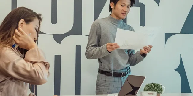 留学生考取国内外高含金量证书盘点：CFA、FRM、ACCA对校招的真实加分权重 对于商科、金融、会计、经济类留学生来说，证书几乎是求职准备中绕不开的话题。尤其是在海外大学竞争越来越激烈的情况下，很多学生会思考：除了学校背景、GPA、实习经历之外，CFA、FRM、ACCA这些国际证书到底能不能真正提升校招竞争力？投入大量时间备考，是否值得？ 答案并不是“证书越多越好”。在实际招聘中，证书的价值取决于目标岗位、求职阶段以及你能否把证书知识转化为岗位能力。对于刚进入大学、缺少实习经历的留学生来说，一张具有认可度的专业证书可以帮助简历通过初筛；但对于已经有多段高质量实习的候选人来说，证书更多是辅助证明，而不是决定性因素。 因此，选择CFA、FRM、ACCA之前，最重要的问题不是“哪个证书含金量最高”，而是：“我的目标岗位需要什么能力，这张证书是否能够补足我的短板？” 一、CFA：金融方向认可度最高，但不是所有金融岗位都需要 CFA（Chartered Financial Analyst）长期以来都是金融领域最受关注的专业资格之一，尤其在投资分析、资产管理、证券研究、财富管理等方向具有较高认可度。 对于希望进入Investment Banking、Asset Management、Equity Research、Portfolio Management、Investment Research等岗位的留学生来说，CFA Level I通常能够作为金融基础能力的证明。特别是在本科阶段缺少金融专业背景的学生，如果能够通过CFA考试，可以向招聘方展示自己具备Accounting、Economics、Corporate Finance、Fixed Income、Equity Investments、Portfolio Management等基础知识。 不过，很多学生对于CFA存在一个误区：认为考过CFA就等于获得金融Offer。 实际上，校招竞争中，CFA更多起到“增强专业可信度”的作用，而不是替代实习。投行、资管、研究岗位仍然非常看重Financial Modeling、行业分析、Research Report、Excel能力以及实际项目经历。 例如，一个金融专业学生拥有CFA Level I，同时有一段券商研究所实习，能够独立完成行业报告，那么证书会进一步强化他的专业形象；但如果只有CFA，没有任何金融实践经历，招聘方依然会关注他是否真正了解市场和业务。 二、CFA不同等级，对留学生求职价值差异明显 对于本科生和刚开始求职的硕士生来说，CFA Level I通常是最常见的选择。 Level I主要覆盖金融基础知识，难度相对适合作为金融入门阶段的能力证明。很多金融、经济、商科学生会选择在大二、大三或者研究生第一年准备。 CFA Level II的求职信号更强，因为它开始更加关注资产估值、财务分析和案例应用。对于目标Investment Research、Equity Research、Asset Management的学生来说，Level II在简历上的区分度通常高于Level I。 CFA Level III则更偏向投资组合管理和实际决策，对于学生阶段求职来说，并不是所有人都需要投入大量时间追求。 如果目标是校招阶段快速提升竞争力，通常优先级应该是：先完成高质量实习，再根据职业方向决定是否继续推进CFA等级。 名津求职在帮助金融方向留学生规划职业路径时，也会强调证书和经历的组合关系。很多学生的问题不是没有证书，而是没有想清楚证书应该服务什么岗位。CFA适合投资分析路线，但如果目标是咨询、市场、普通企业财务岗位，投入同样时间可能还有其他更高收益的准备方向。 三、FRM：风险管理、量化金融方向的匹配度更高 FRM（Financial Risk Manager）主要面向金融风险管理领域，由全球风险管理专业人士协会（GARP）推出。 相比CFA覆盖更广泛的金融领域，FRM更加集中于Risk Management，包括Market Risk、Credit Risk、Operational Risk、Quantitative Analysis、Derivatives以及Risk Models等内容。 如果未来目标岗位是： 银行风险管理； 市场风险分析； 信用风险分析； 量化风险； 金融监管； 风险咨询； 那么FRM的匹配度通常更高。 尤其是在银行体系中，风险管理岗位越来越重视数据分析、模型和金融工程能力。对于数学、统计、计算机背景较强，希望进入Quant Finance或者Risk Analytics方向的留学生来说，FRM能够与专业背景形成互补。 不过，如果目标是传统投行、股票研究、企业融资方向，CFA通常比FRM更直接。 很多学生会纠结“CFA和FRM哪个含金量更高”，实际上两者解决的是不同问题。CFA更偏投资决策，FRM更偏风险控制。不是证书等级不同，而是职业路径不同。 四、ACCA：会计、审计和财务岗位认可度较高 ACCA（Association of Chartered Certified Accountants）是国际认可度较高的会计专业资格之一，在会计、审计、财务管理领域拥有较强影响力。 对于希望进入： 四大会计师事务所； 审计； 财务咨询； 企业Finance部门； 财务分析； Internal Audit； Tax相关岗位； 的留学生来说，ACCA具有较强的职业匹配度。 尤其对于非会计专业学生，如果希望进入Accounting相关岗位，ACCA可以证明自己具备系统性的财务知识。 不过，与CFA类似，ACCA也不是万能通行证。 如果目标是四大会计事务所，除了证书，招聘方同样关注Accounting Internship、Audit Experience、Excel能力以及对于财务流程的理解。 如果目标是企业Finance岗位，除了会计知识，还需要Business Analysis、Data Skills和Communication能力。 因此，ACCA更适合作为职业方向已经比较明确的学生选择，而不是为了“增加简历亮点”盲目报考。 五、CFA、FRM、ACCA到底哪个对校招加分最大？ 这个问题没有绝对答案，因为招聘市场看重的是岗位匹配。 如果目标是投资银行、证券研究、资产管理： CFA的相关性最高。 如果目标是银行风险、量化分析、金融风险： FRM更有针对性。 如果目标是审计、会计、企业财务： ACCA更匹配。 如果目标是咨询、商业分析、企业战略： 三者都不是绝对核心，实习、Case能力、数据分析能力的重要性可能更高。 因此，所谓“高含金量证书”，并不是社会认可度越高越好，而是它是否能够帮助你进入目标岗位。 例如一个想做Marketing Analyst的学生花一年准备CFA，虽然证书本身优秀，但对于目标岗位的帮助可能有限；一个想进入Equity Research的学生拥有CFA Level I，则会更加匹配。 六、留学生什么时候开始考证，收益最高？ 证书准备时间需要和大学课程、实习规划结合。 大一阶段通常不建议同时投入大量时间考高级证书。这个阶段更重要的是建立GPA、语言能力、基础课程和校园经历。 大二到大三通常是比较适合准备CFA Level I或者FRM Part I的阶段，因为学生已经具备一定商科基础，同时还有时间进行实习准备。 研究生阶段则需要结合项目长度。如果是一年制硕士，时间非常紧张，需要优先考虑实习、Networking和招聘周期；如果是两年制项目，可以更加合理安排证书和求职。 很多留学生的问题在于，把证书当成第一目标，却忽略了招聘时间。 例如秋招期间，每周需要投递、面试、参加Networking活动，如果同时准备高强度考试，可能反而影响求职结果。 因此，证书应该服务职业规划，而不是替代职业规划。 七、证书和实习哪个更重要？校招阶段答案很明确 对于大部分应届生来说，高质量实习的重要性通常高于单独一张证书。 原因很简单：企业招聘最终需要判断的是你能不能完成工作。 证书证明你学习过理论知识，而实习证明你接触过真实业务。 例如金融岗位招聘中，一个候选人拥有CFA Level I，但没有任何金融项目经历；另一个候选人没有CFA，但有券商研究实习，能够展示行业分析报告和财务模型经验。很多情况下，后者更容易获得面试机会。 最佳组合通常是： 专业课程基础 + 相关证书 + 实习经历 + 项目成果。 证书负责增强可信度，实习负责证明执行能力，项目负责展示具体技能。 名津求职在帮助留学生优化金融、会计方向求职策略时，也会更关注整体竞争力搭配，而不是建议学生无限叠加证书。很多简历的问题不是证书少，而是证书和经历之间没有形成职业逻辑。 八、不同专业背景，考证策略也应该不同 金融专业学生通常已经具备部分CFA知识基础，因此可以更早考虑CFA。 会计专业学生如果目标明确进入审计或财务方向，ACCA的匹配度更高。 经济学学生可以根据兴趣选择CFA、FRM或者进一步强化数据分析能力。 数学、统计、计算机背景学生，如果进入金融科技、量化或者风险分析方向，FRM可能更适合，同时补充Python、SQL等技能。 商科转金融的学生，则需要根据目标岗位补基础。如果缺少Finance知识，CFA Level I可能是一个比较系统的补充方式。 关键不是复制别人的证书路线，而是根据自己的背景找到最短路径。 九、不要忽略证书背后的技能转化 很多学生考完证书后，简历上只写一句： “Passed CFA Level I.” 这其实浪费了证书价值。 更好的方式，是把证书学习内容转化成岗位能力。 例如学习CFA后，可以进一步展示： 能够进行Company Valuation； 理解Financial Statements； 完成Basic Equity Analysis； 掌握Portfolio Theory基础。 学习FRM后，可以强调： Risk Modeling； Quantitative Analysis； Market Risk Understanding。 学习ACCA后，可以展示： Financial Reporting； Audit Process； Management Accounting。 招聘方真正关注的是：你学到的东西能不能解决业务问题。 十、证书选择不要脱离未来行业趋势 近年来金融岗位越来越重视复合能力。 传统金融知识依然重要，但数据分析、编程、AI工具使用能力正在成为新的竞争优势。 因此，无论选择CFA、FRM还是ACCA，都建议同步培养一些通用技能。 金融方向可以补Excel、Python、SQL、Financial Modeling； 风险方向可以加强Statistics、Programming、Data Analytics； 会计方向可以学习Power BI、ERP系统、财务自动化工具。 未来企业需要的不只是“通过考试的人”，而是能够使用专业知识创造价值的人。 十一、留学生如何避免考证投入和求职脱节？ 最常见的问题有三个。 第一，只考证，不做项目。 第二，只关注考试成绩，不关注岗位要求。 第三，把所有时间投入证书，忽略Networking和实习。 一个更合理的安排应该是： 明确目标岗位； 研究岗位JD； 确认需要哪些技能； 选择对应证书； 同步积累项目和实习。 例如目标Asset Management，可以安排CFA + Investment Research Project +相关实习；目标Risk Analyst，可以安排FRM + Python数据分析项目；目标Audit，可以安排ACCA + Accounting Internship。 这样证书才真正成为求职资产。 十二、名津求职：帮助留学生把证书转化为职业竞争力 对于海外留学生来说，最大的挑战往往不是不知道CFA、FRM、ACCA这些证书，而是不知道自己应该考什么、什么时候考，以及如何把证书和求职方向连接起来。 名津求职在金融、会计、商业方向留学生职业规划中，更关注的是从目标岗位反推能力体系。例如想进入金融分析岗位，需要的不只是CFA，而是金融知识、Excel建模、行业研究和面试表达的组合；想进入会计审计岗位，也不仅是ACCA考试进度，还需要相关实习和业务理解。 证书只是职业路径中的一个工具，而不是终点。 十三、总结：高含金量证书真正的价值，是提高岗位匹配度 CFA、FRM、ACCA都是具有国际认可度的专业资格，但它们服务的职业方向并不相同。 CFA更适合投资分析、资产管理和证券研究方向；FRM更适合风险管理、量化和银行风险岗位；ACCA更适合会计、审计和企业财务方向。 对于留学生来说，最优策略不是同时追求多个证书，而是根据目标职业选择一个最匹配的方向，然后用实习、项目和技能训练放大证书价值。 校招竞争中，真正有优势的候选人通常不是“证书最多的人”，而是能够证明自己具备岗位能力的人。 一张证书可以帮助你获得更多关注，但最终决定Offer的，仍然是你能否把知识转化成解决问题的能力。