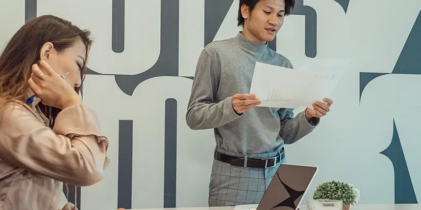 owuiower23234 留学生考取国内外高含金量证书盘点:CFA、FRM、ACCA对校招的真实加分权重 对于商科、金融、会计、经济类留学生来说,证书几乎是求职准备中绕不开的话题。尤其是在海外大学竞争越来越激烈的情况下,很多学生会思考:除了学校背景、GPA、实习经历之外,CFA、FRM、ACCA这些国际证书到底能不能真正提升校招竞争力?投入大量时间备考,是否值得? 答案并不是“证书越多越好”。在实际招聘中,证书的价值取决于目标岗位、求职阶段以及你能否把证书知识转化为岗位能力。对于刚进入大学、缺少实习经历的留学生来说,一张具有认可度的专业证书可以帮助简历通过初筛;但对于已经有多段高质量实习的候选人来说,证书更多是辅助证明,而不是决定性因素。 因此,选择CFA、FRM、ACCA之前,最重要的问题不是“哪个证书含金量最高”,而是:“我的目标岗位需要什么能力,这张证书是否能够补足我的短板?” 一、CFA:金融方向认可度最高,但不是所有金融岗位都需要 CFA(Chartered Financial Analyst)长期以来都是金融领域最受关注的专业资格之一,尤其在投资分析、资产管理、证券研究、财富管理等方向具有较高认可度。 对于希望进入Investment Banking、Asset Management、Equity Research、Portfolio Management、Investment Research等岗位的留学生来说,CFA Level I通常能够作为金融基础能力的证明。特别是在本科阶段缺少金融专业背景的学生,如果能够通过CFA考试,可以向招聘方展示自己具备Accounting、Economics、Corporate Finance、Fixed Income、Equity Investments、Portfolio Management等基础知识。 不过,很多学生对于CFA存在一个误区:认为考过CFA就等于获得金融Offer。 实际上,校招竞争中,CFA更多起到“增强专业可信度”的作用,而不是替代实习。投行、资管、研究岗位仍然非常看重Financial Modeling、行业分析、Research Report、Excel能力以及实际项目经历。 例如,一个金融专业学生拥有CFA Level I,同时有一段券商研究所实习,能够独立完成行业报告,那么证书会进一步强化他的专业形象;但如果只有CFA,没有任何金融实践经历,招聘方依然会关注他是否真正了解市场和业务。 二、CFA不同等级,对留学生求职价值差异明显 对于本科生和刚开始求职的硕士生来说,CFA Level I通常是最常见的选择。 Level I主要覆盖金融基础知识,难度相对适合作为金融入门阶段的能力证明。很多金融、经济、商科学生会选择在大二、大三或者研究生第一年准备。 CFA Level II的求职信号更强,因为它开始更加关注资产估值、财务分析和案例应用。对于目标Investment Research、Equity Research、Asset Management的学生来说,Level II在简历上的区分度通常高于Level I。 CFA Level III则更偏向投资组合管理和实际决策,对于学生阶段求职来说,并不是所有人都需要投入大量时间追求。 如果目标是校招阶段快速提升竞争力,通常优先级应该是:先完成高质量实习,再根据职业方向决定是否继续推进CFA等级。 名津求职在帮助金融方向留学生规划职业路径时,也会强调证书和经历的组合关系。很多学生的问题不是没有证书,而是没有想清楚证书应该服务什么岗位。CFA适合投资分析路线,但如果目标是咨询、市场、普通企业财务岗位,投入同样时间可能还有其他更高收益的准备方向。 三、FRM:风险管理、量化金融方向的匹配度更高 FRM(Financial Risk Manager)主要面向金融风险管理领域,由全球风险管理专业人士协会(GARP)推出。 相比CFA覆盖更广泛的金融领域,FRM更加集中于Risk Management,包括Market Risk、Credit Risk、Operational Risk、Quantitative Analysis、Derivatives以及Risk Models等内容。 如果未来目标岗位是: 银行风险管理; 市场风险分析; 信用风险分析; 量化风险; 金融监管; 风险咨询; 那么FRM的匹配度通常更高。 尤其是在银行体系中,风险管理岗位越来越重视数据分析、模型和金融工程能力。对于数学、统计、计算机背景较强,希望进入Quant Finance或者Risk Analytics方向的留学生来说,FRM能够与专业背景形成互补。 不过,如果目标是传统投行、股票研究、企业融资方向,CFA通常比FRM更直接。 很多学生会纠结“CFA和FRM哪个含金量更高”,实际上两者解决的是不同问题。CFA更偏投资决策,FRM更偏风险控制。不是证书等级不同,而是职业路径不同。 四、ACCA:会计、审计和财务岗位认可度较高 ACCA(Association of Chartered Certified Accountants)是国际认可度较高的会计专业资格之一,在会计、审计、财务管理领域拥有较强影响力。 对于希望进入: 四大会计师事务所; 审计; 财务咨询; 企业Finance部门; 财务分析; Internal Audit; Tax相关岗位; 的留学生来说,ACCA具有较强的职业匹配度。 尤其对于非会计专业学生,如果希望进入Accounting相关岗位,ACCA可以证明自己具备系统性的财务知识。 不过,与CFA类似,ACCA也不是万能通行证。 如果目标是四大会计事务所,除了证书,招聘方同样关注Accounting Internship、Audit Experience、Excel能力以及对于财务流程的理解。 如果目标是企业Finance岗位,除了会计知识,还需要Business Analysis、Data Skills和Communication能力。 因此,ACCA更适合作为职业方向已经比较明确的学生选择,而不是为了“增加简历亮点”盲目报考。 五、CFA、FRM、ACCA到底哪个对校招加分最大? 这个问题没有绝对答案,因为招聘市场看重的是岗位匹配。 如果目标是投资银行、证券研究、资产管理: CFA的相关性最高。 如果目标是银行风险、量化分析、金融风险: FRM更有针对性。 如果目标是审计、会计、企业财务: ACCA更匹配。 如果目标是咨询、商业分析、企业战略: 三者都不是绝对核心,实习、Case能力、数据分析能力的重要性可能更高。 因此,所谓“高含金量证书”,并不是社会认可度越高越好,而是它是否能够帮助你进入目标岗位。 例如一个想做Marketing Analyst的学生花一年准备CFA,虽然证书本身优秀,但对于目标岗位的帮助可能有限;一个想进入Equity Research的学生拥有CFA Level I,则会更加匹配。 六、留学生什么时候开始考证,收益最高? 证书准备时间需要和大学课程、实习规划结合。 大一阶段通常不建议同时投入大量时间考高级证书。这个阶段更重要的是建立GPA、语言能力、基础课程和校园经历。 大二到大三通常是比较适合准备CFA Level I或者FRM Part I的阶段,因为学生已经具备一定商科基础,同时还有时间进行实习准备。 研究生阶段则需要结合项目长度。如果是一年制硕士,时间非常紧张,需要优先考虑实习、Networking和招聘周期;如果是两年制项目,可以更加合理安排证书和求职。 很多留学生的问题在于,把证书当成第一目标,却忽略了招聘时间。 例如秋招期间,每周需要投递、面试、参加Networking活动,如果同时准备高强度考试,可能反而影响求职结果。 因此,证书应该服务职业规划,而不是替代职业规划。 七、证书和实习哪个更重要?校招阶段答案很明确 对于大部分应届生来说,高质量实习的重要性通常高于单独一张证书。 原因很简单:企业招聘最终需要判断的是你能不能完成工作。 证书证明你学习过理论知识,而实习证明你接触过真实业务。 例如金融岗位招聘中,一个候选人拥有CFA Level I,但没有任何金融项目经历;另一个候选人没有CFA,但有券商研究实习,能够展示行业分析报告和财务模型经验。很多情况下,后者更容易获得面试机会。 最佳组合通常是: 专业课程基础 + 相关证书 + 实习经历 + 项目成果。 证书负责增强可信度,实习负责证明执行能力,项目负责展示具体技能。 名津求职在帮助留学生优化金融、会计方向求职策略时,也会更关注整体竞争力搭配,而不是建议学生无限叠加证书。很多简历的问题不是证书少,而是证书和经历之间没有形成职业逻辑。 八、不同专业背景,考证策略也应该不同 金融专业学生通常已经具备部分CFA知识基础,因此可以更早考虑CFA。 会计专业学生如果目标明确进入审计或财务方向,ACCA的匹配度更高。 经济学学生可以根据兴趣选择CFA、FRM或者进一步强化数据分析能力。 数学、统计、计算机背景学生,如果进入金融科技、量化或者风险分析方向,FRM可能更适合,同时补充Python、SQL等技能。 商科转金融的学生,则需要根据目标岗位补基础。如果缺少Finance知识,CFA Level I可能是一个比较系统的补充方式。 关键不是复制别人的证书路线,而是根据自己的背景找到最短路径。 九、不要忽略证书背后的技能转化 很多学生考完证书后,简历上只写一句: “Passed CFA Level I.” 这其实浪费了证书价值。 更好的方式,是把证书学习内容转化成岗位能力。 例如学习CFA后,可以进一步展示: 能够进行Company Valuation; 理解Financial Statements; 完成Basic Equity Analysis; 掌握Portfolio Theory基础。 学习FRM后,可以强调: Risk Modeling; Quantitative Analysis; Market Risk Understanding。 学习ACCA后,可以展示: Financial Reporting; Audit Process; Management Accounting。 招聘方真正关注的是:你学到的东西能不能解决业务问题。 十、证书选择不要脱离未来行业趋势 近年来金融岗位越来越重视复合能力。 传统金融知识依然重要,但数据分析、编程、AI工具使用能力正在成为新的竞争优势。 因此,无论选择CFA、FRM还是ACCA,都建议同步培养一些通用技能。 金融方向可以补Excel、Python、SQL、Financial Modeling; 风险方向可以加强Statistics、Programming、Data Analytics; 会计方向可以学习Power BI、ERP系统、财务自动化工具。 未来企业需要的不只是“通过考试的人”,而是能够使用专业知识创造价值的人。 十一、留学生如何避免考证投入和求职脱节? 最常见的问题有三个。 第一,只考证,不做项目。 第二,只关注考试成绩,不关注岗位要求。 第三,把所有时间投入证书,忽略Networking和实习。 一个更合理的安排应该是: 明确目标岗位; 研究岗位JD; 确认需要哪些技能; 选择对应证书; 同步积累项目和实习。 例如目标Asset Management,可以安排CFA + Investment Research Project +相关实习;目标Risk Analyst,可以安排FRM + Python数据分析项目;目标Audit,可以安排ACCA + Accounting Internship。 这样证书才真正成为求职资产。 十二、名津求职:帮助留学生把证书转化为职业竞争力 对于海外留学生来说,最大的挑战往往不是不知道CFA、FRM、ACCA这些证书,而是不知道自己应该考什么、什么时候考,以及如何把证书和求职方向连接起来。 名津求职在金融、会计、商业方向留学生职业规划中,更关注的是从目标岗位反推能力体系。例如想进入金融分析岗位,需要的不只是CFA,而是金融知识、Excel建模、行业研究和面试表达的组合;想进入会计审计岗位,也不仅是ACCA考试进度,还需要相关实习和业务理解。 证书只是职业路径中的一个工具,而不是终点。 十三、总结:高含金量证书真正的价值,是提高岗位匹配度 CFA、FRM、ACCA都是具有国际认可度的专业资格,但它们服务的职业方向并不相同。 CFA更适合投资分析、资产管理和证券研究方向;FRM更适合风险管理、量化和银行风险岗位;ACCA更适合会计、审计和企业财务方向。 对于留学生来说,最优策略不是同时追求多个证书,而是根据目标职业选择一个最匹配的方向,然后用实习、项目和技能训练放大证书价值。 校招竞争中,真正有优势的候选人通常不是“证书最多的人”,而是能够证明自己具备岗位能力的人。 一张证书可以帮助你获得更多关注,但最终决定Offer的,仍然是你能否把知识转化成解决问题的能力。